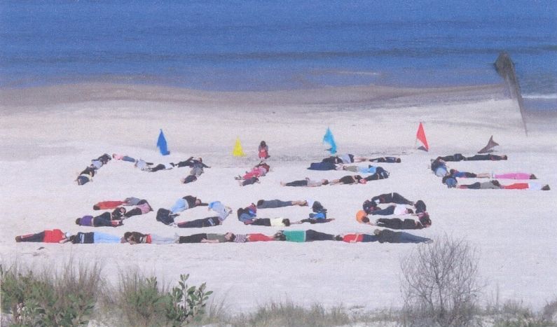 Een boodschap in het zand met lichamelijke letters